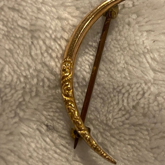 Victorian Gold Crescent Moon Brooch Pin. No markings - Picture 4 of 7
